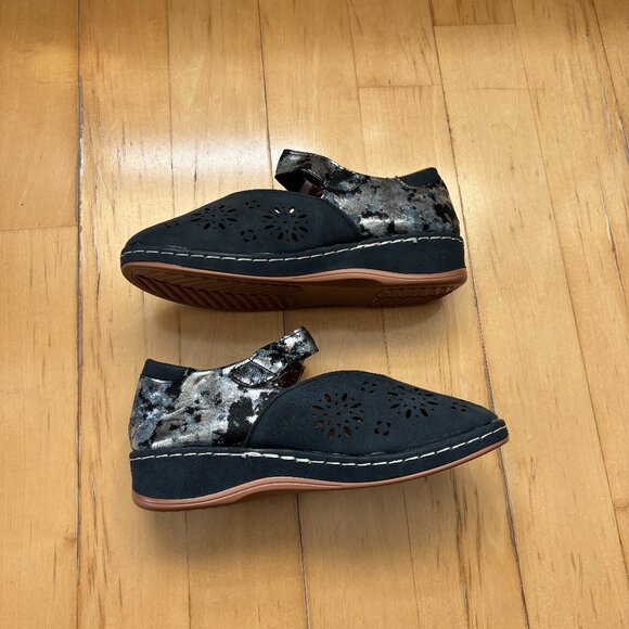 Blue Mary Janes, Size 5.5 - Picture 1 of 3